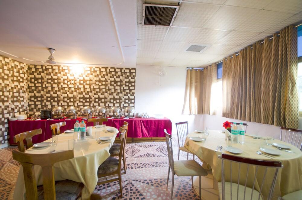 Hotel Pablas International, New Delhi, Near Metro Eksteriør billede