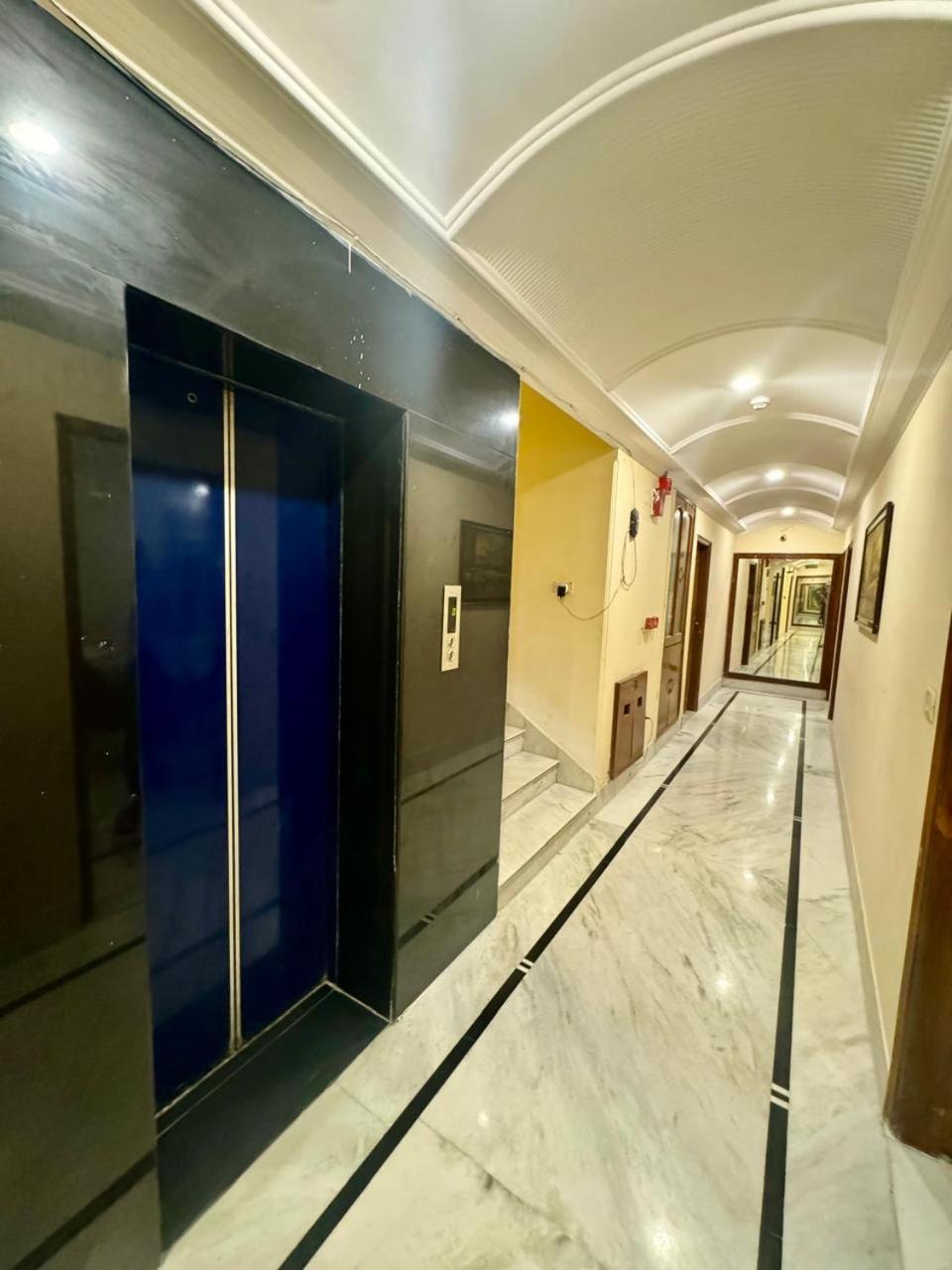 Hotel Pablas International, New Delhi, Near Metro Eksteriør billede