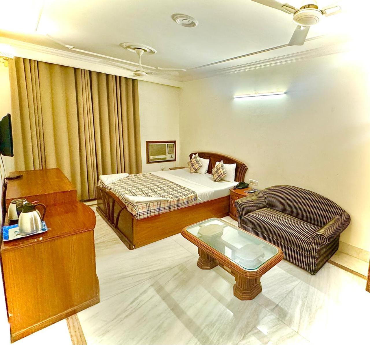 Hotel Pablas International, New Delhi, Near Metro Eksteriør billede