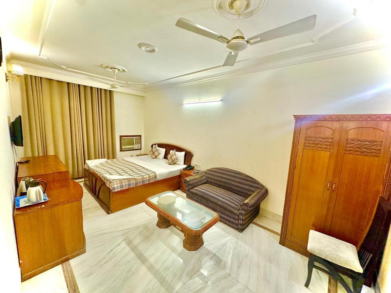 Hotel Pablas International, New Delhi, Near Metro Eksteriør billede