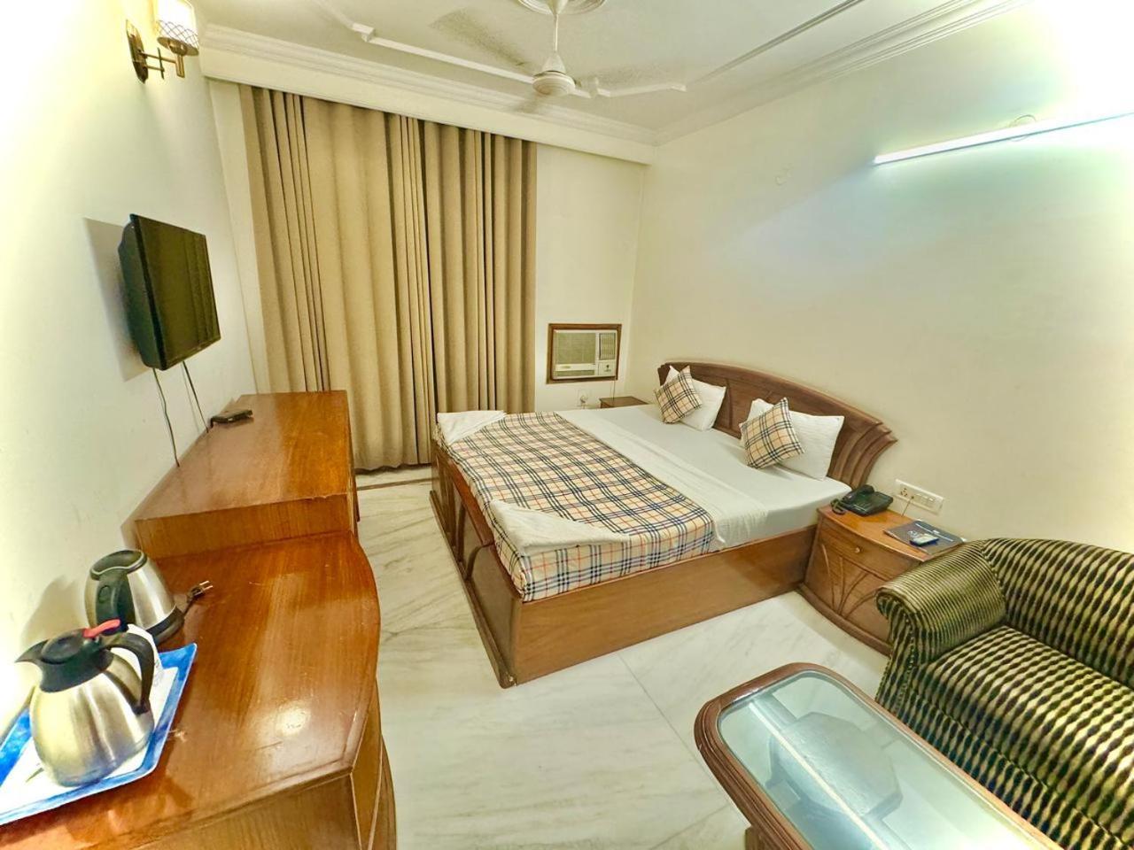 Hotel Pablas International, New Delhi, Near Metro Eksteriør billede
