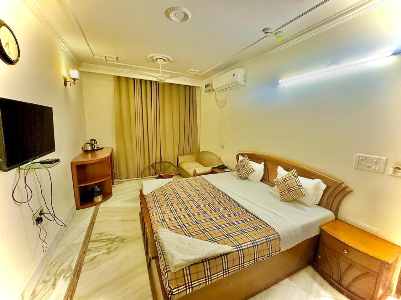 Hotel Pablas International, New Delhi, Near Metro Eksteriør billede