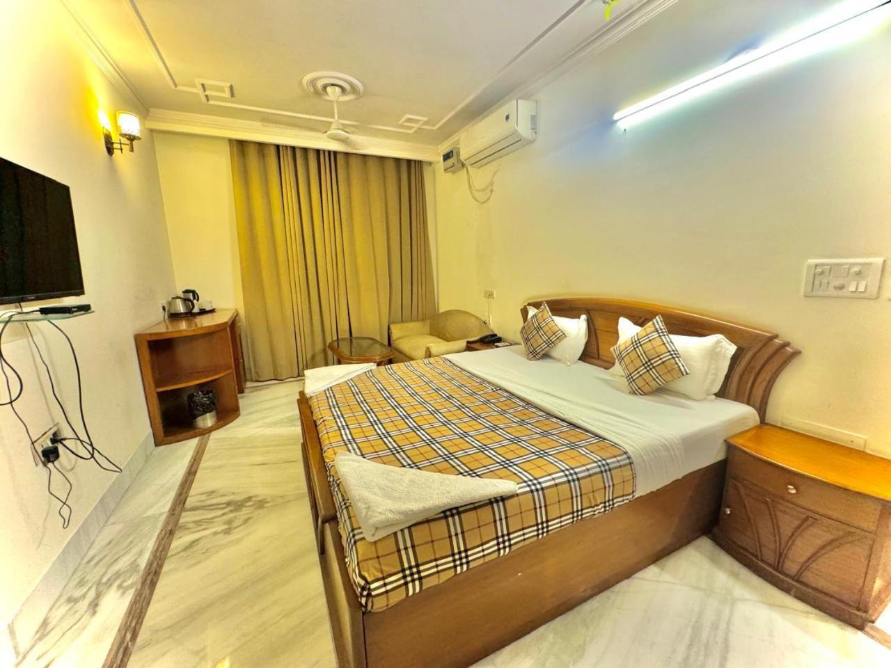 Hotel Pablas International, New Delhi, Near Metro Eksteriør billede