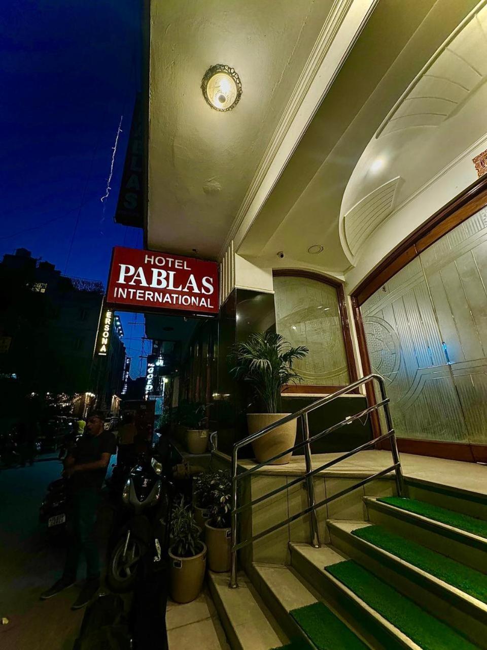 Hotel Pablas International, New Delhi, Near Metro Eksteriør billede